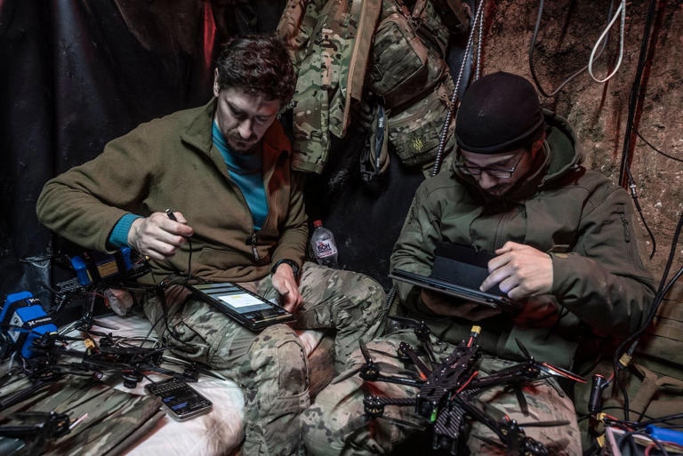 Các binh sỹ Ukraine đang vận hành UAV. Nguồn: WSJ