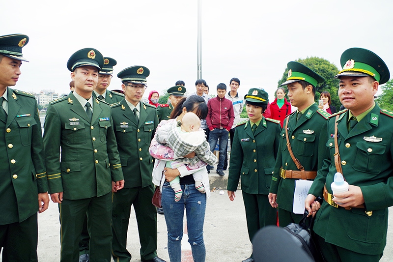 Chi đội Công an Biên phòng Cảng Phòng Thành, Quảng Tây (Trung Quốc) bàn giao nạn nhân bị mua bán được giải cứu cho Đồn Biên phòng cửa khẩu quốc tế Móng Cái, Quảng Ninh. Ảnh: BĐBP tỉnh Quảng Ninh cung cấp