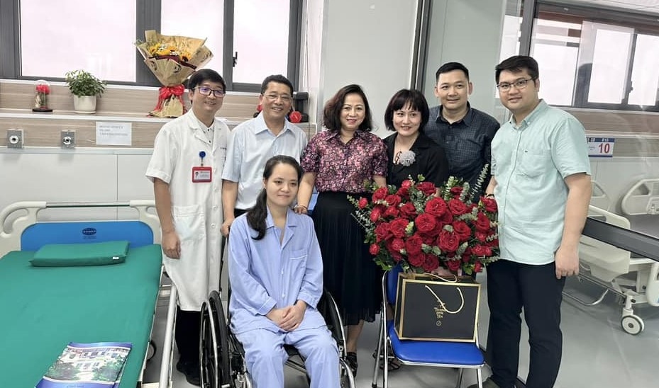 Giám đốc Bệnh viện K trao quà động viên bác sĩ Hoàng Minh Lý chuẩn bị ra viện
