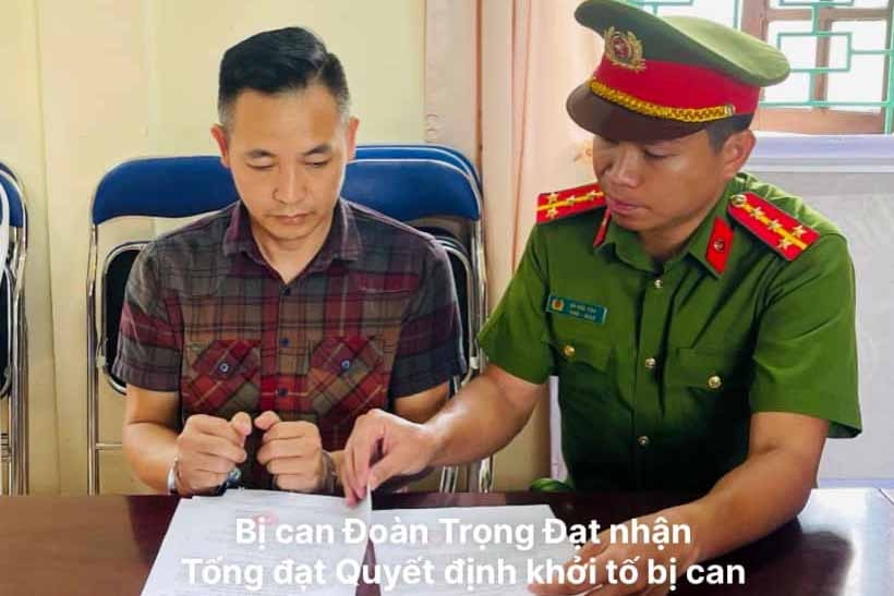 Bị can Đoàn Trọng Đạt nhận quyết định khởi tố của cơ quan công an.
