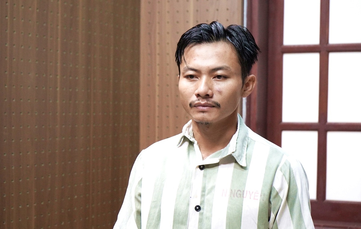 Bị can Lê Thanh Nhất Nguyên nghe tống đạt quyết định khởi tố (Ảnh: Công an Long An)