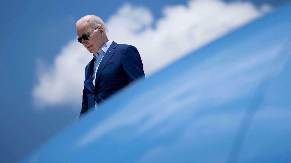 Tổng thống Joe Biden bước xuống từ chuyên cơ Không Lực Một ở Warwick, Rhode Island, ngày 20/7/2022. Ảnh: Getty