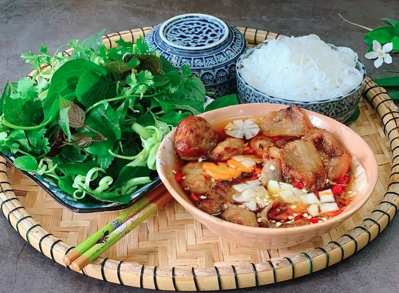 Bun cha (grilled pork meatballs with vermicelli noodles)