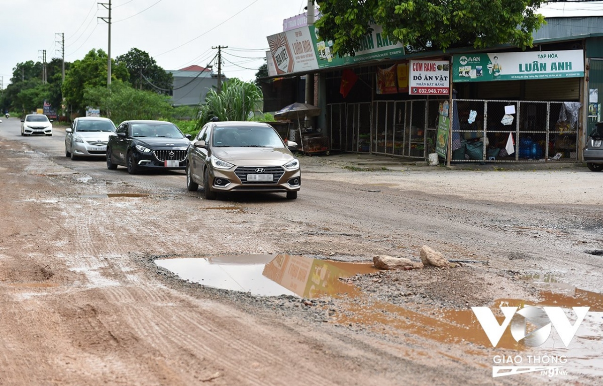 Anh Nguyễn Hữu Tài, một tài xế xe công nghệ di chuyển qua tỉnh lộ 35 ví von, đi tuyến đường này như đang chơi trò vượt chướng ngại vật. Bởi lẽ, chỉ cần không để ý, những xe ô tô nhỏ có thể sập gầm xuống các ổ voi bất cứ lúc nào.