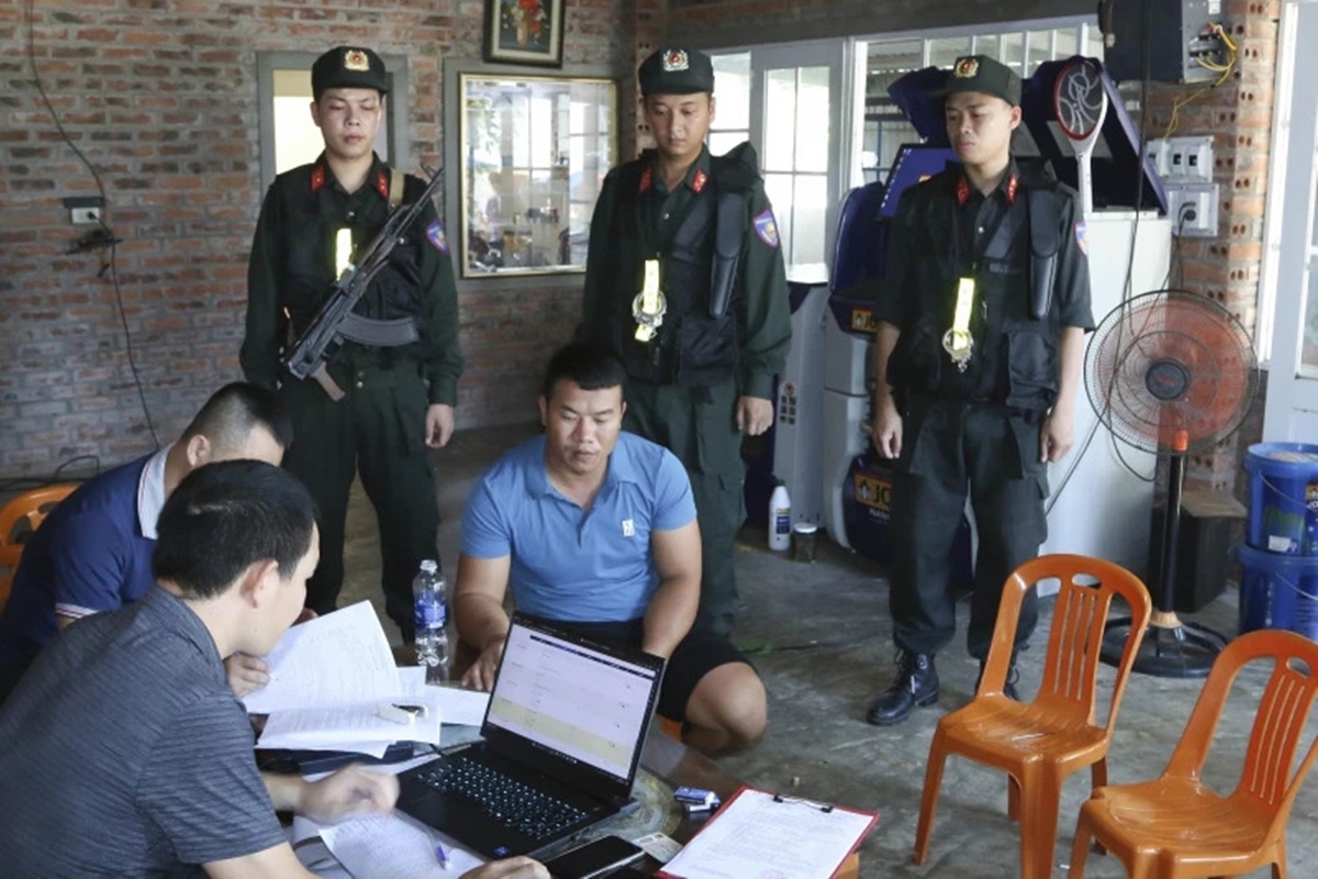 Ngày 21/6, Phòng Cảnh sát hình sự, Công an tỉnh Quảng Bình vừa chủ trì phối hợp với Công an huyện Bố Trạch và các phòng nghiệp vụ của Công an tỉnh phá thành công chuyên án đấu tranh với nhóm đối tượng hoạt động đánh bạc bằng hình thức cá độ bóng đá qua mạng internet trên địa bàn tỉnh Quảng Bình; bắt giữ 06 đối tượng. Từ đầu tháng 6/2024, đối tượng Nguyễn Xuân Hùng quản lý, sử dụng 01 tài khoản đánh bạc cấp Master ký hiệu J13E11 để hoạt động đánh bạc trong kỳ Euro 2024. Hùng sử dụng điện thoại thông minh có kết nối mạng inetrnet đăng nhập vào tài khoản đánh bạc thông qua các website của nhà cái, chia tài khoản để sử dụng đánh bạc và giao cho các đối tượng khác để sử dụng đánh bạc. Tổng số tiền giao dịch đánh bạc qua tài khoản hơn 10 tỷ đồng. 
