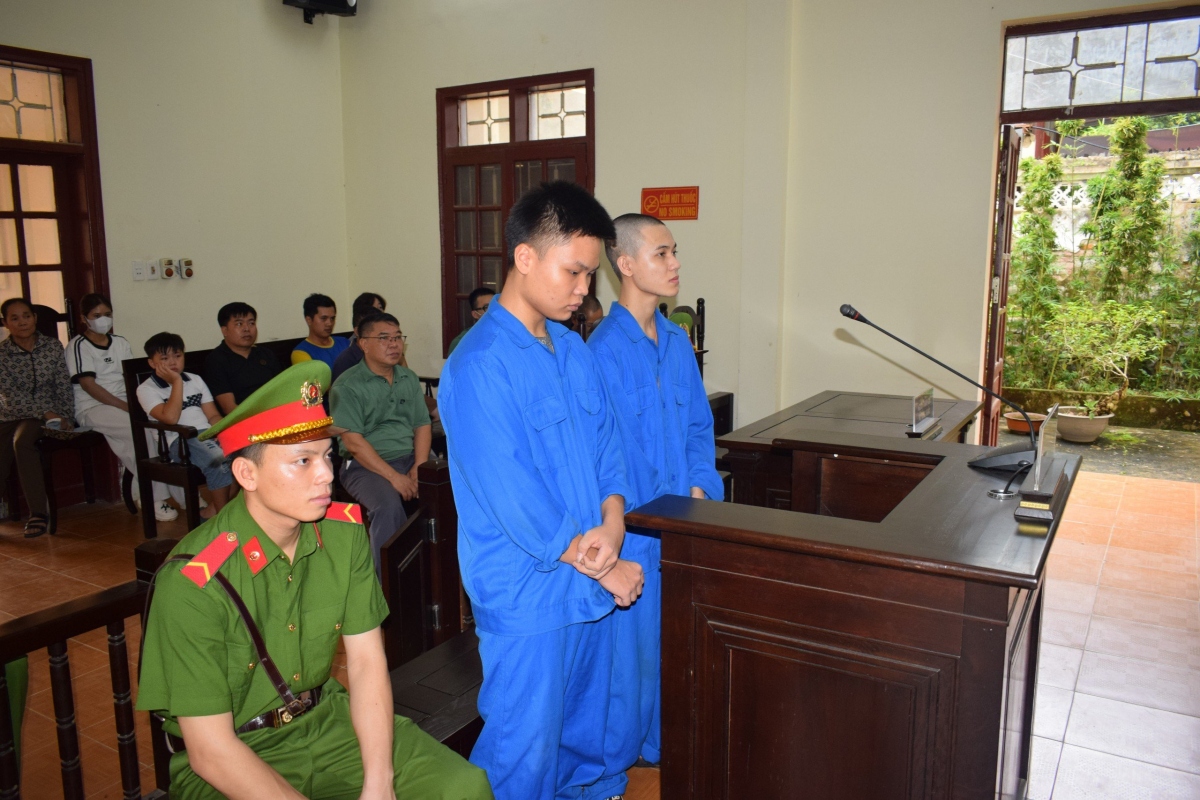 Các bị cáo Nguyễn Minh Quý Tâm và Hoàng Việt Hùng tại phiên tòa