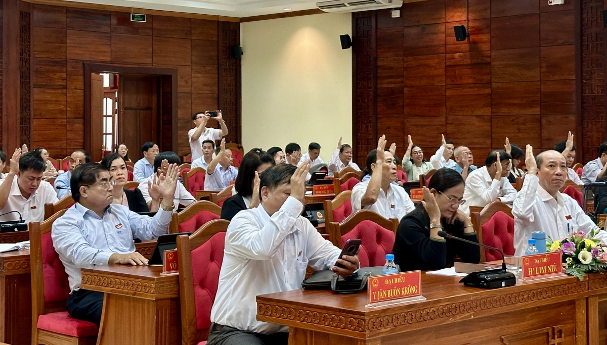 Các đại biểu HĐND tỉnh Đắk Lắk biểu quyết thông qua Nghị quyết sắp xếp đơn vị hành chính cấp xã với tỉ lệ tán thành cao