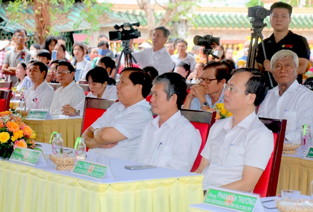 Các đại biểu tham dự lễ giỗ (Ảnh: Cẩm Tiên)
