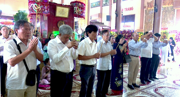 Các đại biểu và người dân thành kính dâng hương để tưởng nhớ công đức của ông, bà Đỗ Công Tường (Ảnh: Cẩm Tiên)