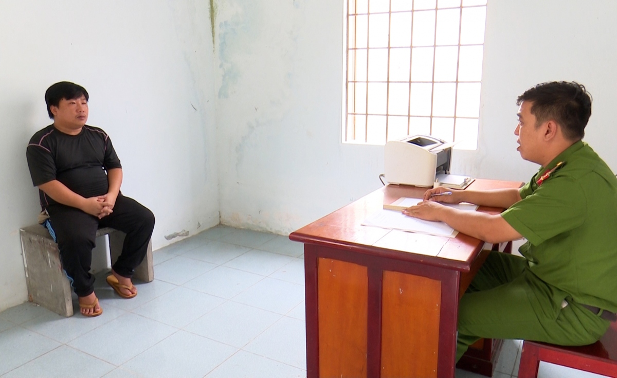 Cán bộ đang ghi lời khai đối với bị can Đặng Hoàng Huynh