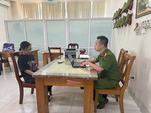 Nguyên cán bộ ngân hàng ở Quảng Ninh bị bắt sau 7 năm lẩn trốn truy nã vì 3 tội danh liên quan đến lừa đảo.