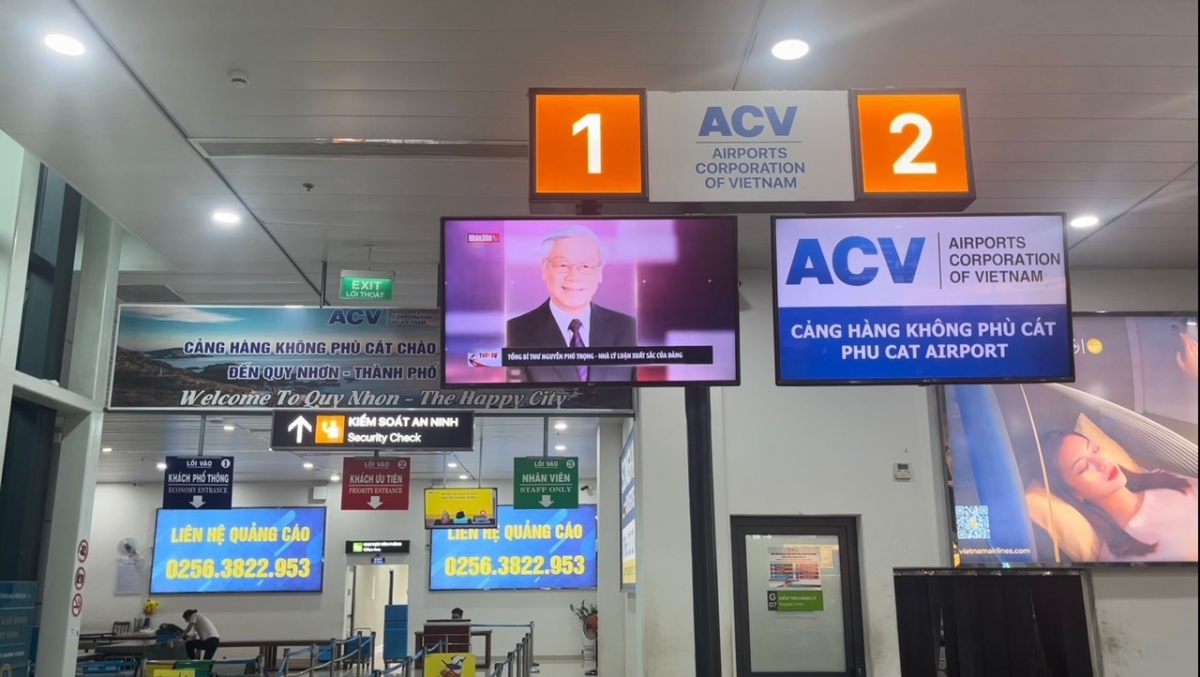 Banner Tổng Bí thư Nguyễn Phú Trọng tại Cảng hàng không Phù Cát.