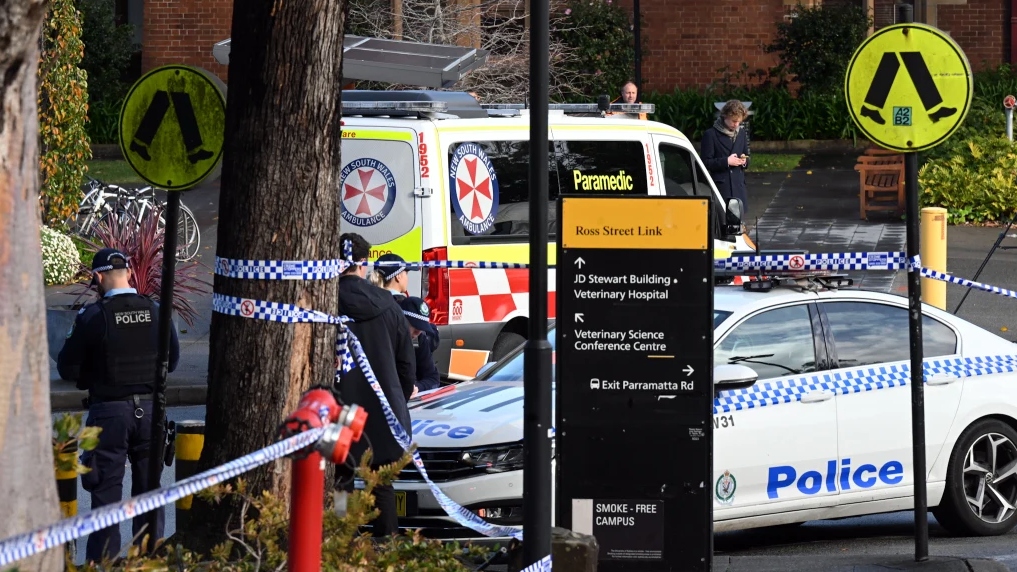 Cảnh sát được gọi đến trường Đại học Sydney, sau khi xảy ra vụ tấn công bằng dao tại đây - Ảnh: JANIE BARRETT