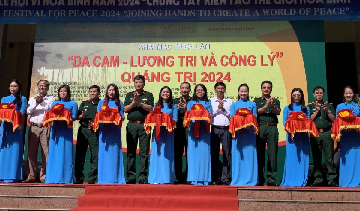 Cắt băng khai mạc triển lãm