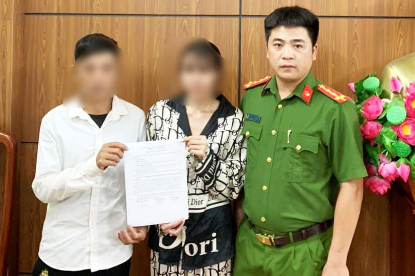 Cháu P được lực lượng Công an Lai Châu bàn giao cho gia đình