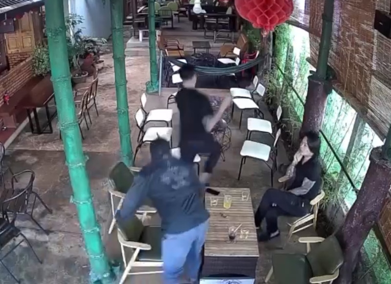 Khi đang ngồi uống cà phê, anh Đ.V.T. bị nhóm giang hồ xông vào chém. Ảnh cắt từ clip