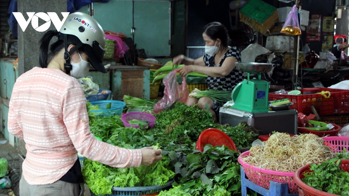Người lao động đang phải “còng lưng” gánh thuế (Ảnh minh họa)