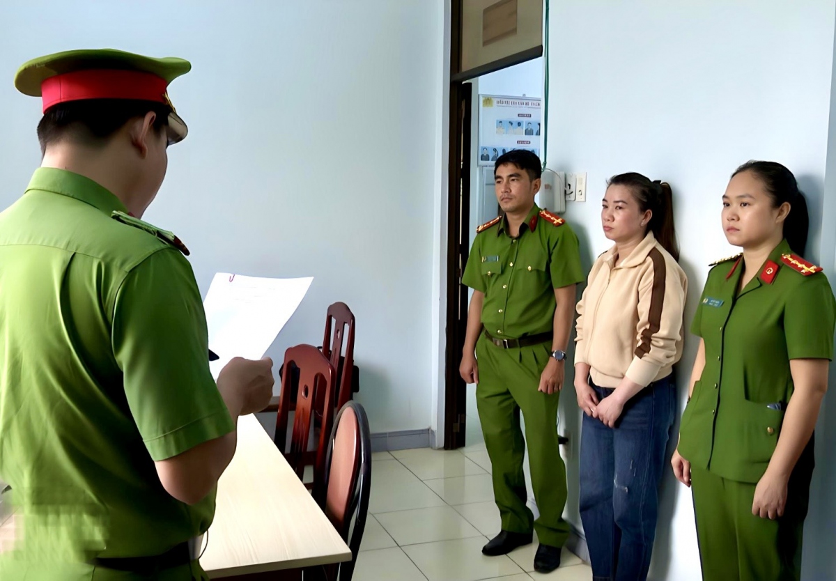 Cơ quan Cảnh sát điều tra tống đạt lệnh bắt tạm giam bị can Diệp Ngọc Hiểu. Ảnh: Trọng Nguyễn