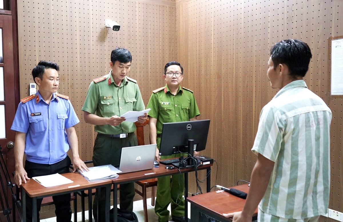 Cơ quan An ninh điều tra tống đạt quyết định khởi tố bị can, lệnh tạm giam đối với Lê Thanh Nhất Nguyên (Ảnh: Công an Long An)