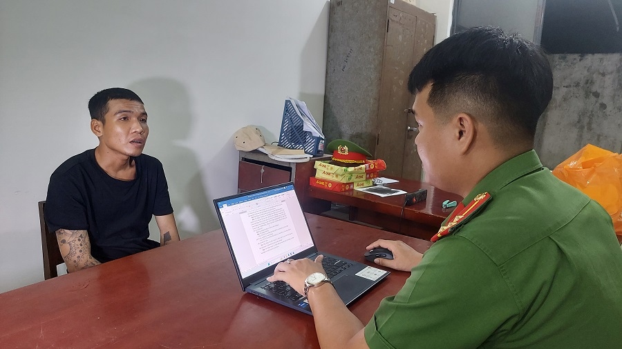 Công an thành phố Cao Lãnh làm việc với Bùi Nghĩa Hiệp (Ảnh: CA)