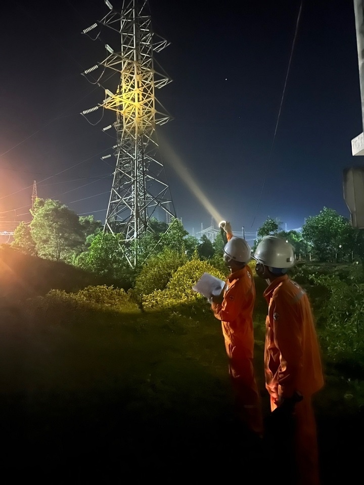 Công nhân Đội Quản lý vận hành lưới điện cao thế Hà Tĩnh kiểm tra tuyến đường dây vào ban đêm.