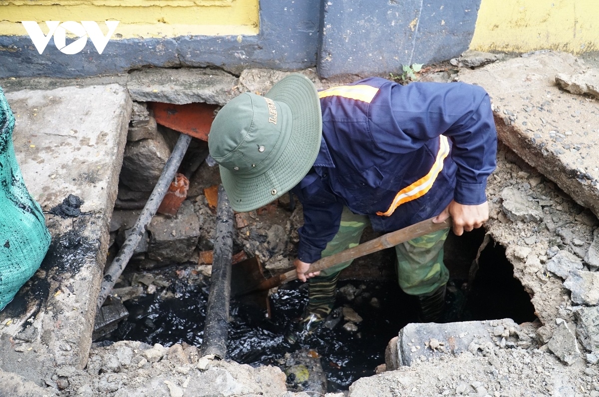 Công nhân nạo vét cống trước mùa mưa