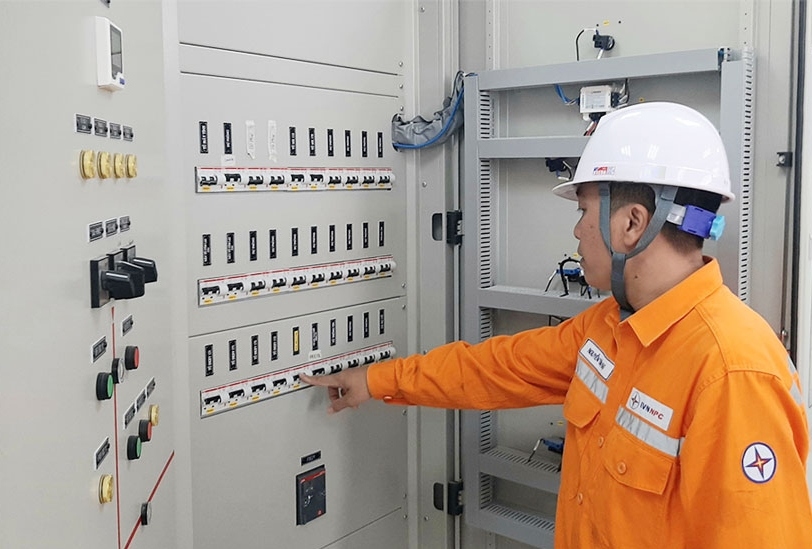Công nhân PC Hà Nam điều khiển từ xa hệ thống điện 110kV tại Trạm biến áp Nhân Mỹ (Lý Nhân).