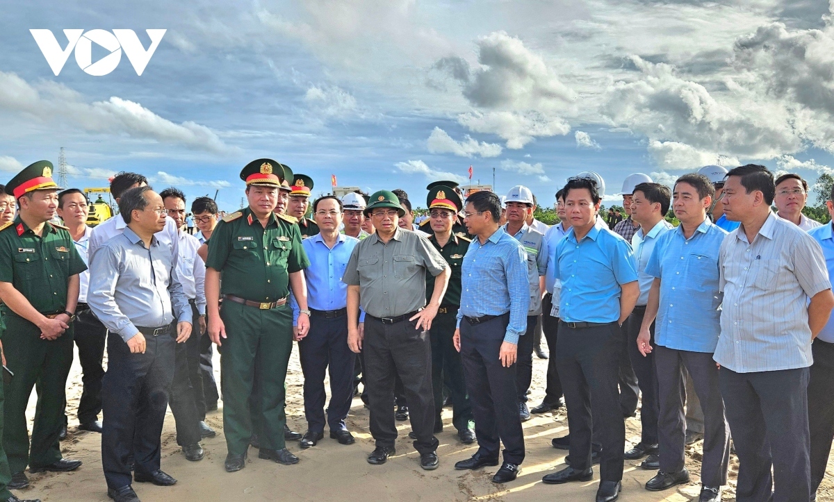 Thủ tướng kiểm tra công trường thi công tại nút giao IC5 Km47+800 thuộc xã Vĩnh Tường, huyện Vị Thủy, tỉnh Hậu Giang.
