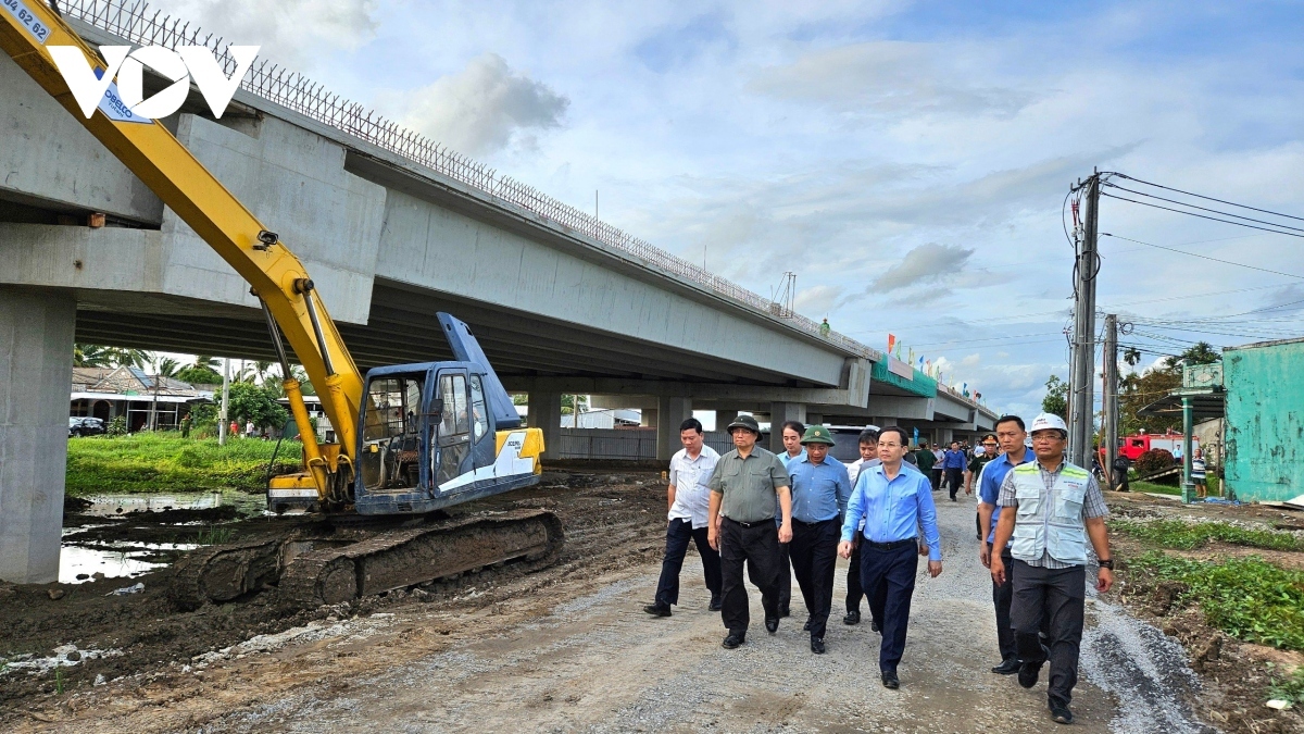 Thủ tướng kiểm tra công trình thi công Dự án Cần Thơ - Cà Mau thuộc Dự án xây dựng công trình đường bộ cao tốc Bắc - Nam phía Đông.