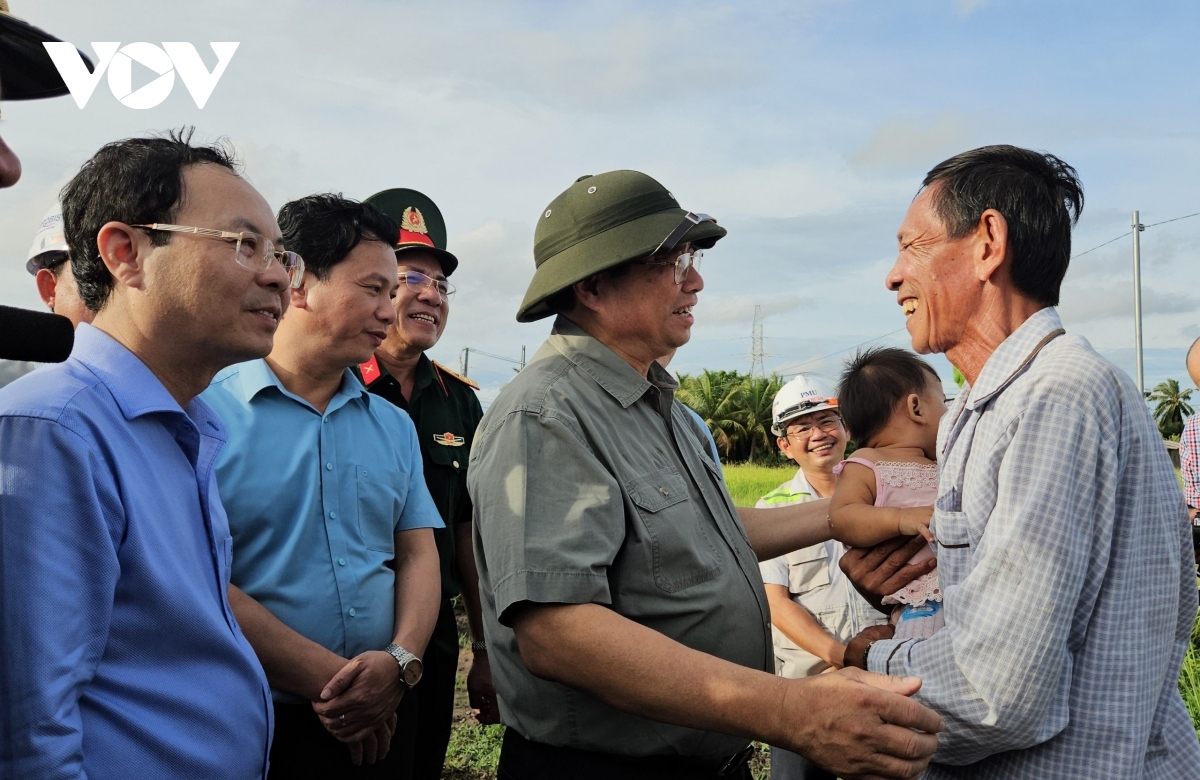 Thủ tướng Phạm Minh Chính hỏi thăm người dân khu vực Dự án Cao tốc Cần Thơ - Cà Mau.