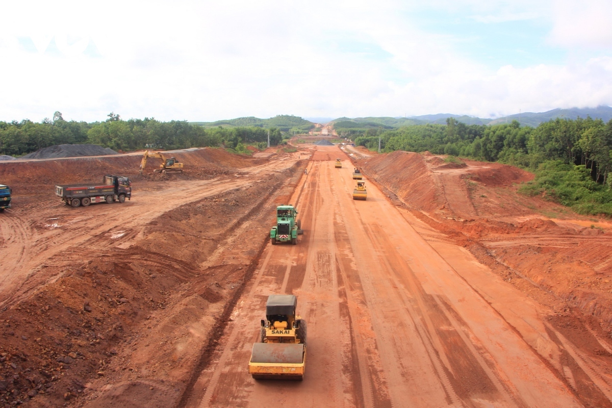 Các nhà thầu phấn đấu thông xe cao tốc Bùng-Vạn Ninh, Vạn Ninh-Cam Lộ vào 30/4/2025.