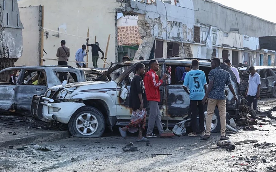 Hiện trường vụ đánh bom xe cạnh quán cà phê ở thủ đô Mogadishu, Somalia. Ảnh: AFP.