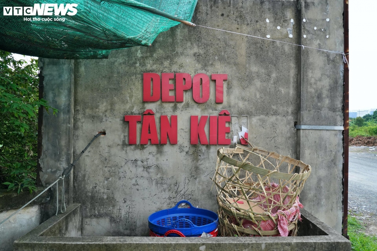 Do không có người trông coi nhiều năm nên bên ngoài, lối vào Depot bị một số người dân lấn chiếm làm nơi trung chuyển hàng hoá và để đồ đạc bán hàng nước, tạo nên một khung cảnh nhếch nhác.