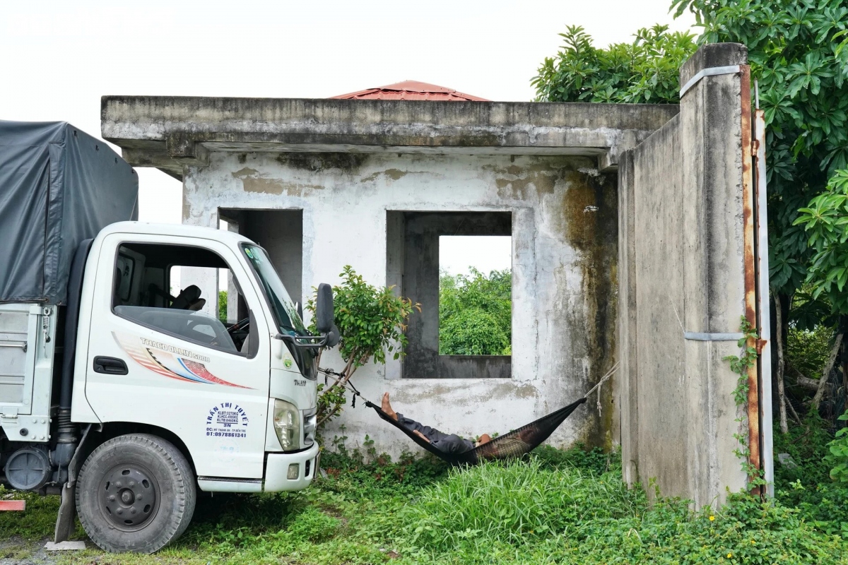 Do không có người trông coi nhiều năm nên bên ngoài, lối vào Depot bị một số người dân lấn chiếm làm nơi trung chuyển hàng hoá và để đồ đạc bán hàng nước, tạo nên một khung cảnh nhếch nhác.