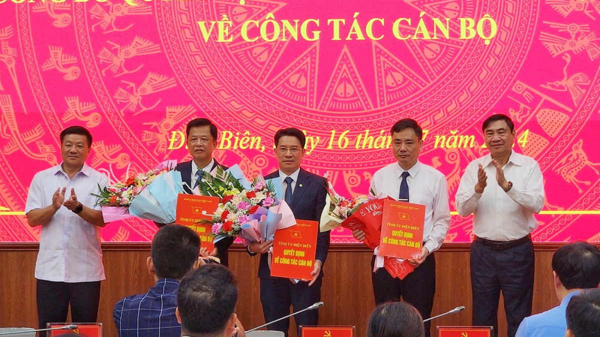 Ban Thường vụ Tỉnh ủy Điện Biên trao quyết định cho các ông: Ngôn Ngọc Khuê, Nguyễn Ngọc Thể, Bùi Xuân Trường (từ trái qua)