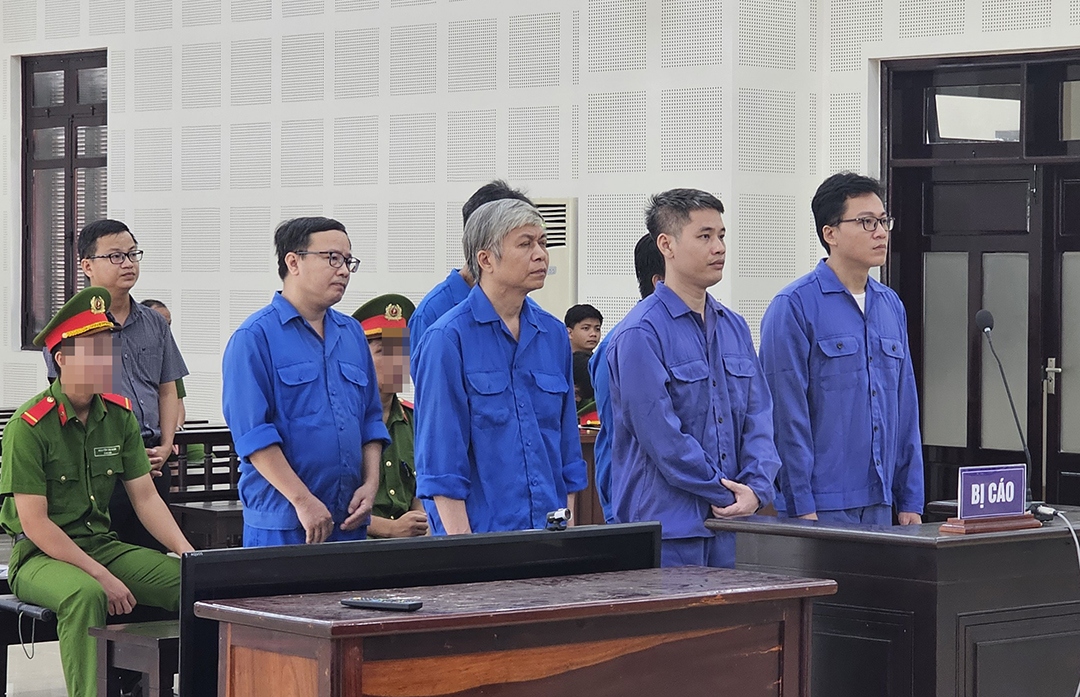 Bị cáo Hồ Văn Khoa (tóc bạc) và các bị cáo tại toà