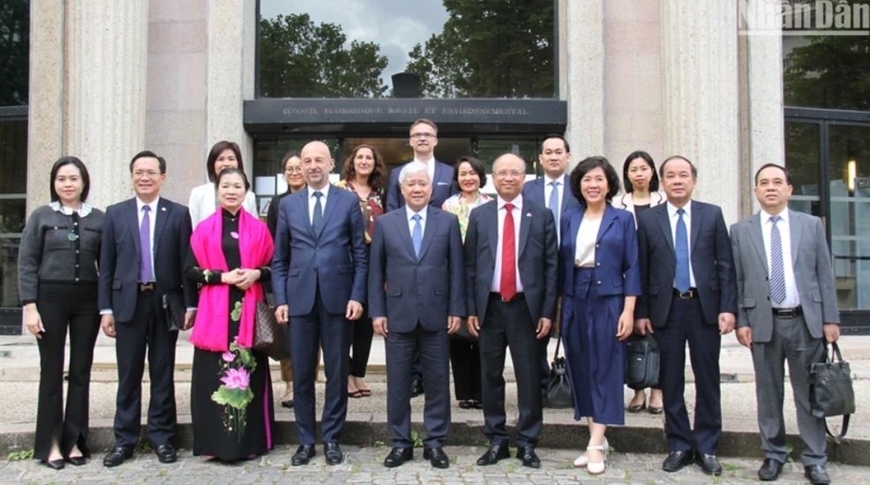 Ông Đỗ Văn Chiến dẫn đầu đoàn đại biểu Đảng Cộng sản Việt Nam làm việc với Lãnh đạo Hội đồng Kinh tế, Xã hội và Môi trường Pháp. Ảnh: nhandan.vn