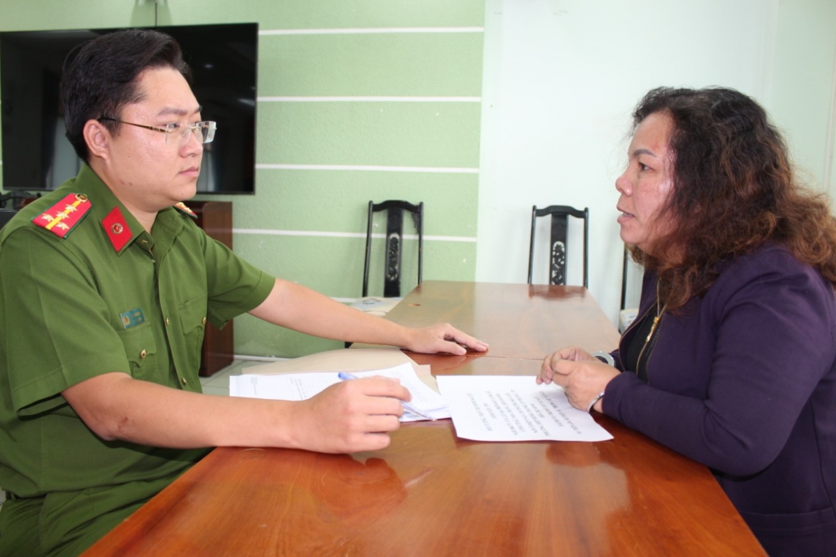 Đối tượng Trần Thị Minh Nguyệt tại cơ quan công an. (Ảnh: Công an TP.HCM)