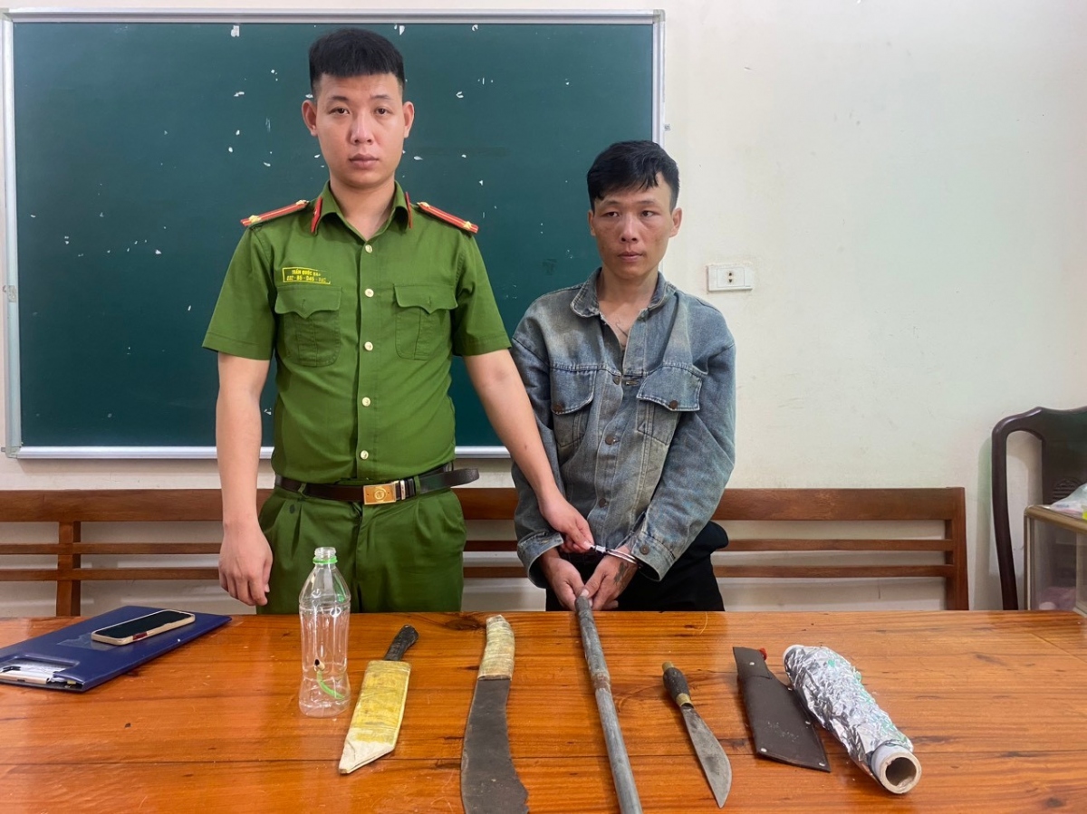 Đối tượng Trần Văn Thân và tang vật tại cơ quan công an