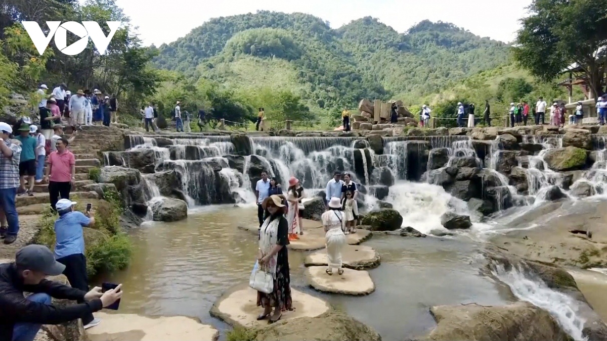 Đông đảo du khách tham quan Thác Dải Yếm - Mộc Châu
