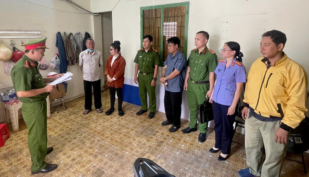 Thi hành Lệnh khám xét nơi ở của Đặng Trần Huy (Ảnh: Công an tỉnh Đồng Nai)