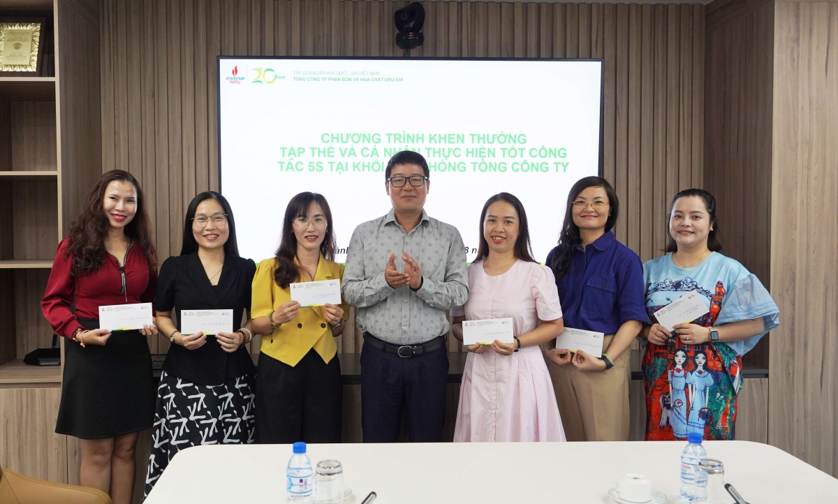 Khen thưởng kịp thời các tập thể, cá nhân có thành tích xuất sắc