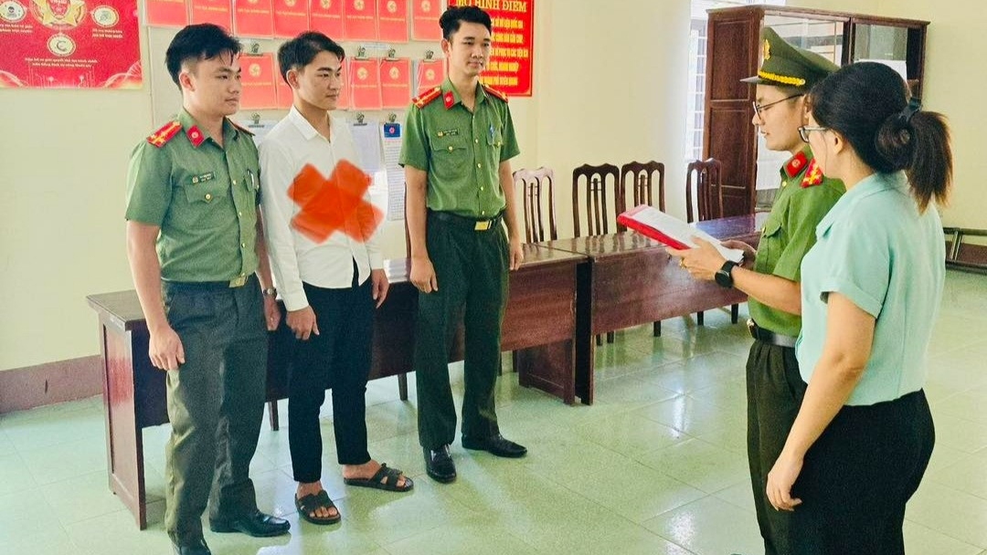 Đối tượng Đặng Văn Toàn tại cơ quan an ninh điều tra. Ảnh: CACC.