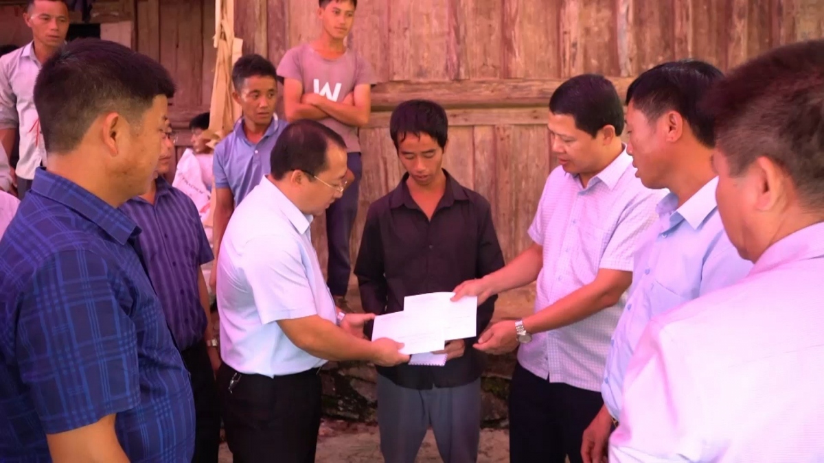 Lãnh đạo huyện Mường Khương thăm hỏi, động viên gia đình có trẻ bị nạn (ảnh Mạnh Cường)