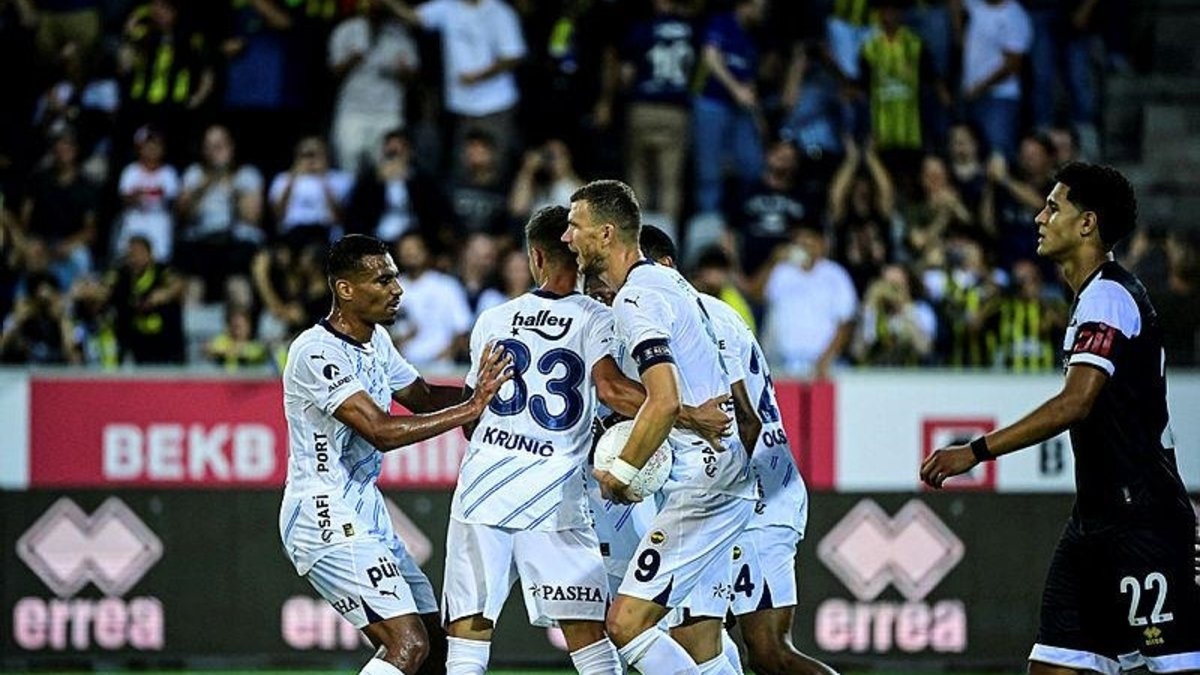 Các cầu thủ Fenerbahce ăn mừng trận thắng kịch tính. (Ảnh: Fotomac). 