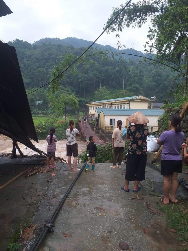 Người dân hai bên cầu bị cô lập và không thể đi lại.