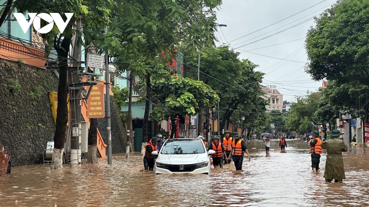 A major street in Son La city has been turned into a river as a consequence of the spells of heavy rain.
