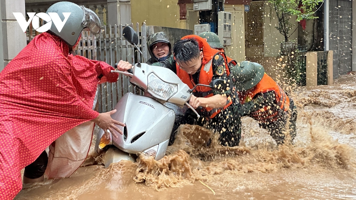 Rescue workers operating in Son La province assist residents to deal with the consequences of Storm Prapiroon.