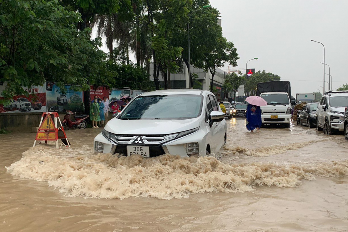 A similar situation occurs in the capital city of Hanoi, with torrential rains turning major streets into rivers on the morning of July 24. (Photo: Vietnamnet.vn)