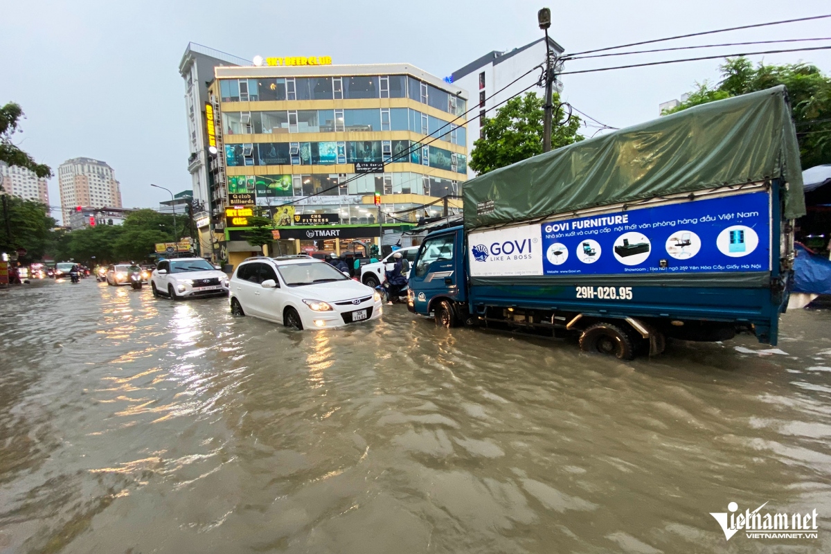 Severe flooding during rush hour disrupts traffic and inundates houses, causing people’s life to be plunged into chaos. (Photo: Vietnamnet.vn)
